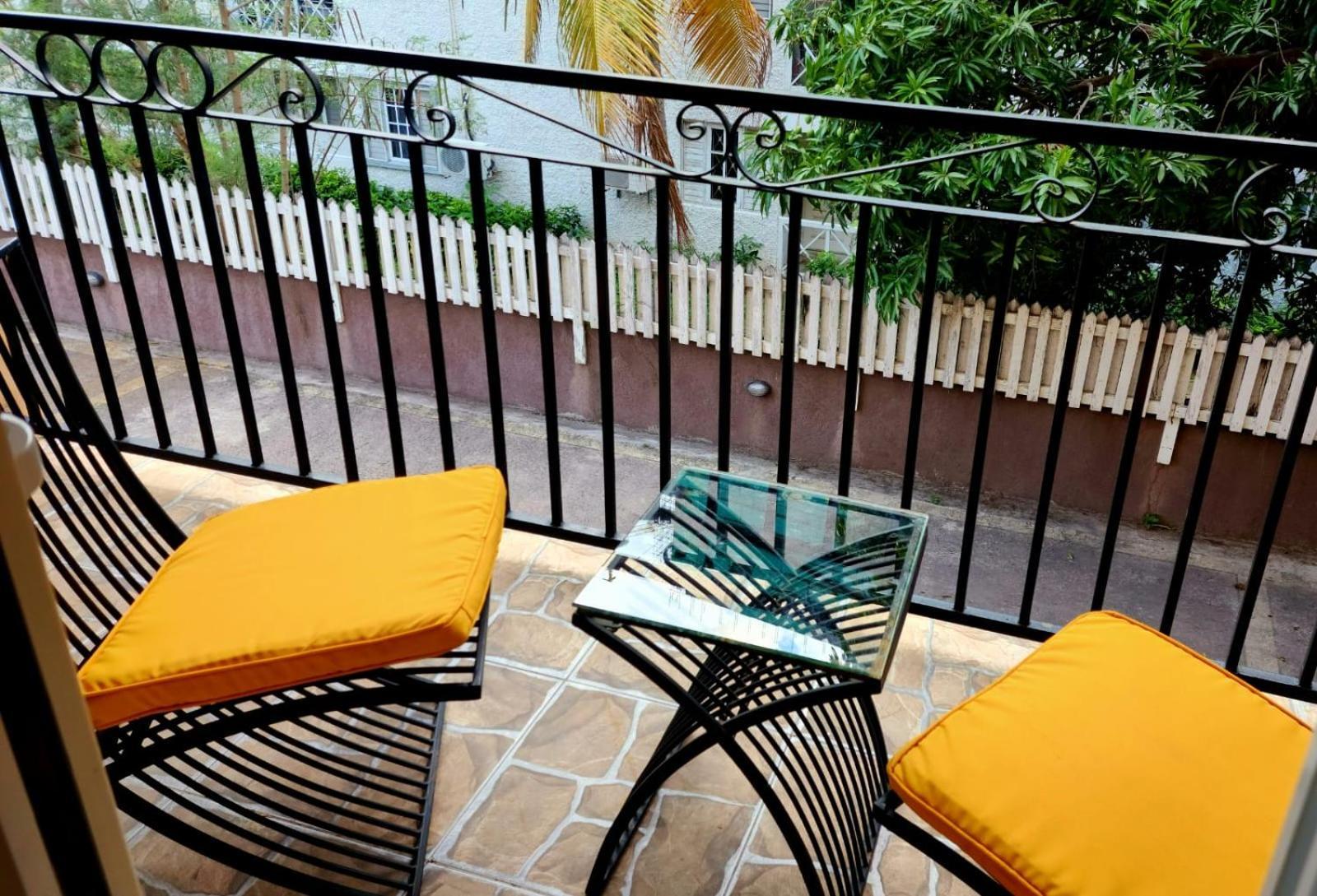 Central Upscale New Kingston Apt With Pool Экстерьер фото